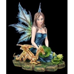 Fairy-Alesia cares for Dragons