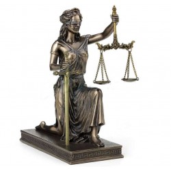 Themis soška klečící