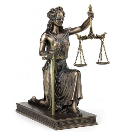 Themis soška klečící